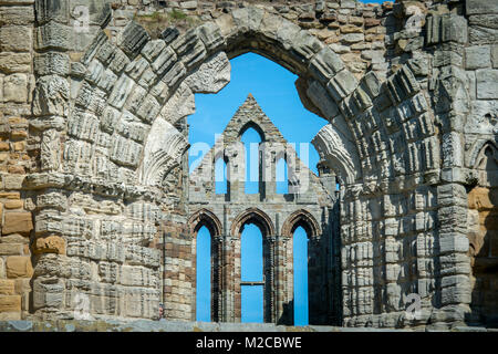 Torbogen frames äußere Struktur von Whitby Abbey, Whitby, Yorkshire, Großbritannien Stockfoto