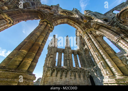 Auf der Suche nach oben in die Überreste von Whitby Abbey, Whitby, Yorkshire, Großbritannien Stockfoto