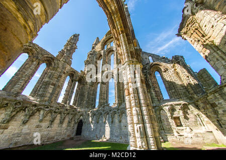 Auf der Suche nach oben in die Überreste von Whitby Abbey, Whitby, Yorkshire, Großbritannien Stockfoto