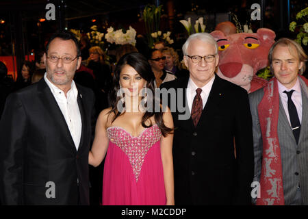 Wis Jean Reno, Aishwarya Rai Bachchan und Steve Martin (v. li.) bei der Premiere zu dem Film "Pink Panther 2 Sterben" (Der Rosarote Panther 2) im Rahmen der 59. Berlinale am 13.02.2009/Foto: Clemens Niehaus Stockfoto