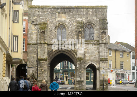 Gotische Westgate aus dem 14. Jahrhundert in der Altstadt in Winchester, Hampshire, England, Vereinigtes Königreich. 3. April 2015 © wojciech Strozyk/Alamy Stock Foto Stockfoto