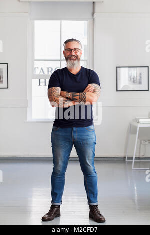 Portrait von lächelnden muskulös Kaukasischen hipster Mann Stockfoto