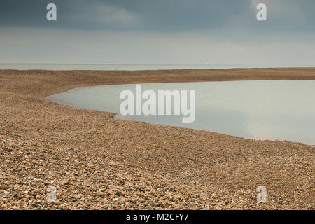 Ein Bild von einem Schindel banked Lagune Schuß am Shingle Street, Suffolk, England, Großbritannien Stockfoto