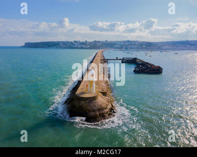 Eine Luftaufnahme der Brixham breakwater in Devon, Vereinigtes Königreich Stockfoto