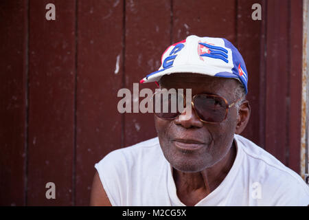 Eine kubanische Mann mit einem kubanischen Hut und Sonnenbrille in Havanna, Kuba. Stockfoto