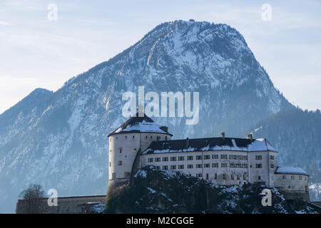 Die mittelalterliche Festung Kufstein steht auf einem Hügel an der Grenze zwischen Tirol und Bayern. Der Berg im Hintergrund heißt Pendli Stockfoto