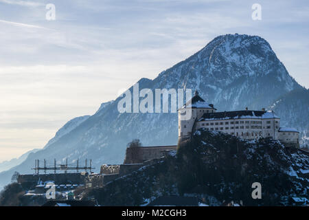 Die warmen Strahlen der Abendsonne glänzen auf der schönen, mittelalterlichen Festung Kufstein. Der Berg der Pendling vervollständigt die Szene Stockfoto