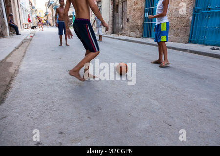 Kubanische Kinder spielen Fußball oder Fußball auf der Straße. Havanna, Kuba. Stockfoto