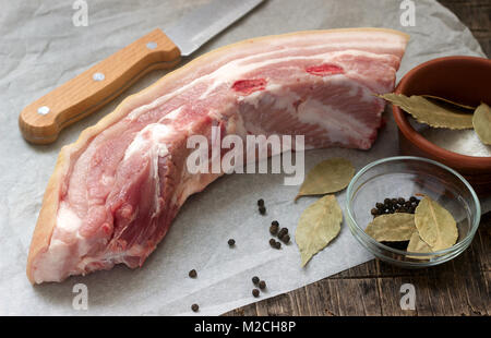 Rohe fette Schweinebauch auf weißem Papier. Stockfoto