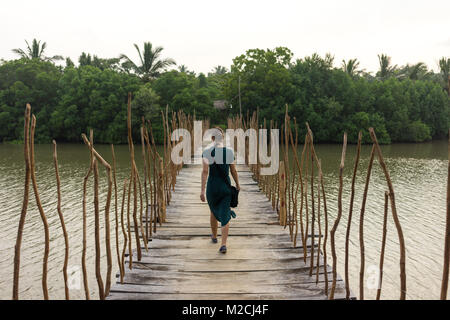 Holz- Brücke über die Lagune Rekawa, Tangalle an der Südküste von Sri Lanka, Asien Stockfoto