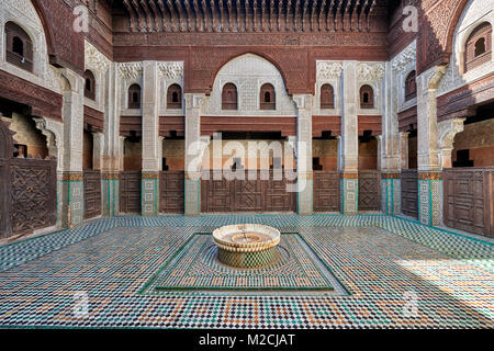 Innenhof der islamischen Schule Bou Inania Madrasa verziert mit typischen maurischen Architektur, Meknes, Marokko, Afrika Stockfoto