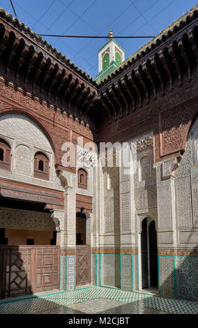 Innenhof der islamischen Schule Bou Inania Madrasa verziert mit typischen maurischen Architektur, Meknes, Marokko, Afrika Stockfoto