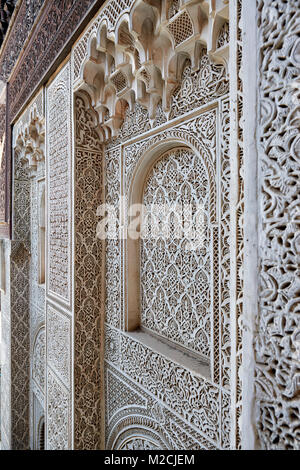 Innenhof der islamischen Schule Bou Inania Madrasa verziert mit typischen maurischen Architektur, Meknes, Marokko, Afrika Stockfoto