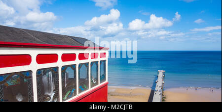 Blick über Saltburn Strand und Pier von Cliff Tramway am oberen Promenade. Saltburn am Meer, North Yorkshire, England. Großbritannien Stockfoto