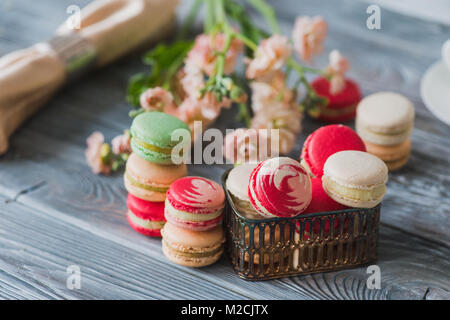 Liebe Geschenk mit Blumen und macarons Stockfoto