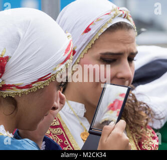 Tänzer aus Zypern auf Make-up vor der Durchführung von Billingham Folklore Festival. Großbritannien Stockfoto