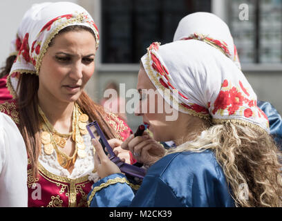 Tänzer aus Zypern auf Make-up vor der Durchführung von Billingham Folklore Festival. Großbritannien Stockfoto