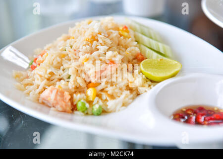 Gebratener Reis mit Garnelen, Thai Food, auf weiße Platte. Stockfoto