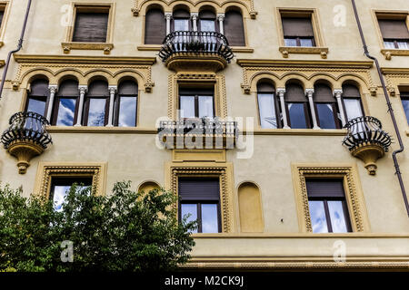 Hausgebäude Außenfassade mit antiken Fenstern und Balkonen. Architekt Gino Coppedè. Art déco-Stil. Rom, Italien EU. Nahaufnahme, Nahaufnahme. Stockfoto