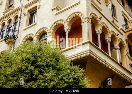 Hausgebäude Außenfassade mit antiken Fenstern und Balkonen. Architekt Gino Coppedè. Art déco-Stil. Rom, Italien, EU. Nahaufnahme, Nahaufnahme. Stockfoto