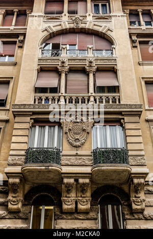 Hausgebäude Außenfassade mit antiken Fenstern und Balkonen. Architekt Gino Coppedè. Art déco-Stil. Rom, Italien, EU. Nahaufnahme, Nahaufnahme. Stockfoto