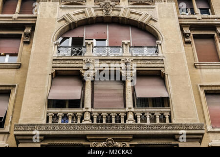 Hausgebäude Außenfassade mit antiken Fenstern und Balkonen. Architekt Gino Coppedè. Art déco-Stil. Rom, Italien, EU. Nahaufnahme, Nahaufnahme. Stockfoto