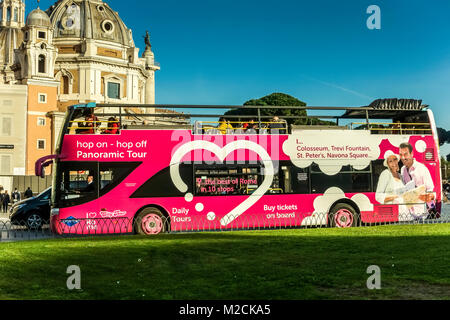 Touristische Sehenswürdigkeiten, Hop-on-Hop-off, Pink Double Decker Bus durch Venedig entfernt. Rom, Italien, Europa. Strahlend blauer Himmel, kopieren. Von der Seite. Stockfoto