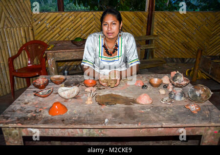 Lokale Quechua Ecuador Indigene Frau zeigt Keramik Tassen Stockfoto