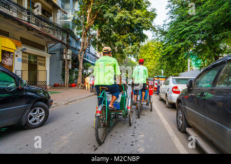 Lokale Zyklus Rikschas auf einem touristischen Rikscha Stadtrundfahrt Ausflug in Phnom Penh, der Hauptstadt von Kambodscha, Südostasien Stockfoto