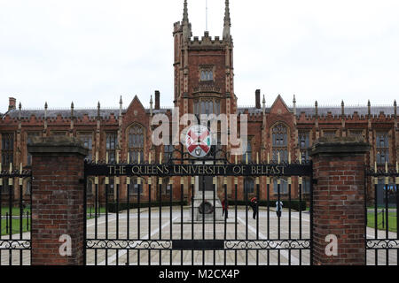 Die Lanyon Gebäude an der Queen's University in Belfast in Nordirland. Die Universität kann von Dozenten der Streik vom 22. Februar wegen einer Streitigkeit durch UCU (die Universität und Hochschule Union) Mitglieder über geplante Änderungen der Mitarbeiter Renten 2018 betroffen sein. Stockfoto