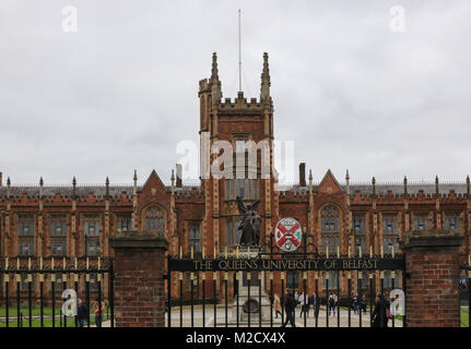 Die Lanyon Gebäude an der Queen's University in Belfast in Nordirland. Die Universität kann von Dozenten der Streik vom 22. Februar wegen einer Streitigkeit durch UCU (die Universität und Hochschule Union) Mitglieder über geplante Änderungen der Mitarbeiter Renten 2018 betroffen sein. Stockfoto