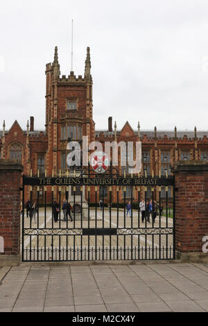 Die Lanyon Gebäude an der Queen's University in Belfast in Nordirland. Die Universität kann von Dozenten der Streik vom 22. Februar wegen einer Streitigkeit durch UCU (die Universität und Hochschule Union) Mitglieder über geplante Änderungen der Mitarbeiter Renten 2018 betroffen sein. Stockfoto