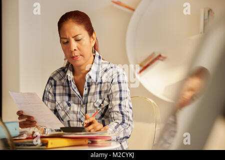 Alte Menschen, Steuererklärung und Homebanking. Besorgt, ältere Dame zahlen Steuern, Familie Haushalt. Ältere hispanische Person und Stress. Konzept der Stockfoto