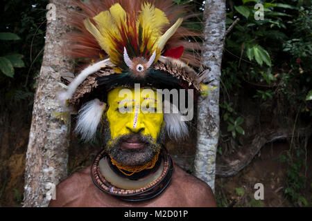 Ein Huli Wigman lackiert und gekleidet für den Mount Hagen Show in Papua-Neuguinea Stockfoto