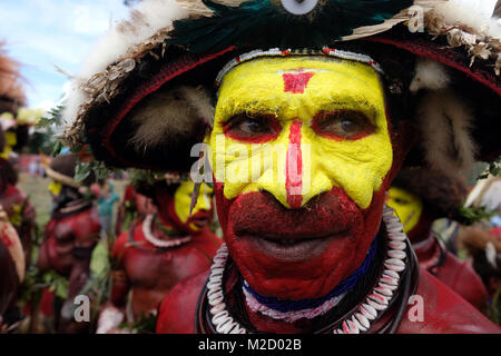 Ein Huli Wigman lackiert und gekleidet für den Mount Hagen Show in Papua-Neuguinea Stockfoto