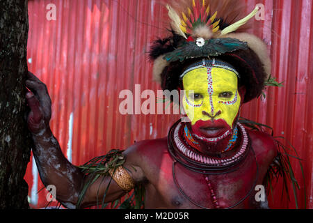 Ein Huli Wigman lackiert und gekleidet für den Mount Hagen Show in Papua-Neuguinea Stockfoto