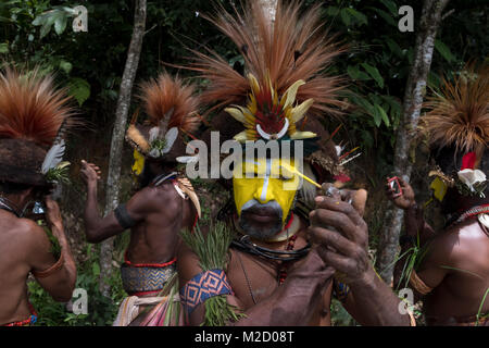 Huli Wigmen malen ihre Gesichter und für den Mount Hagen Show in Papua-neuguinea vorbereiten Stockfoto