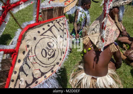 Stammesangehörige führen Sie einen Tanz an der Mount Hagen Show in Papua-neuguinea. Stockfoto