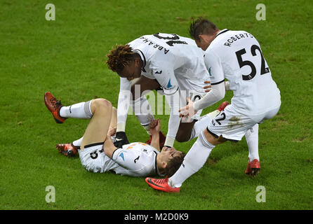 Die Swansea City Daniel James (links) feiert 8. Ziel seiner Seite während der Emirate FA Cup, vierte Runde replay Match in der Liberty Stadium, Swansea zählen. Stockfoto