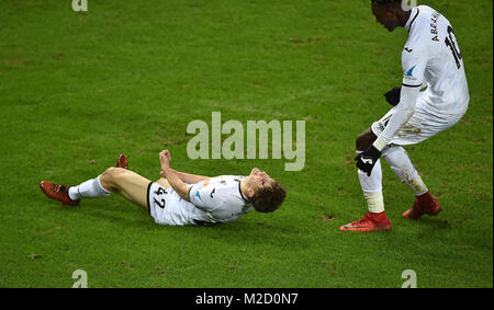 Die Swansea City Daniel James (links) feiert 8. Ziel seiner Seite während der Emirate FA Cup, vierte Runde replay Match in der Liberty Stadium, Swansea zählen. Stockfoto