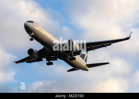 Ein WestJet Airlines Boeing 767-300ER Flugzeuge im Endanflug zum Flughafen London Gatwick mit einem Januar Vormittag Stockfoto