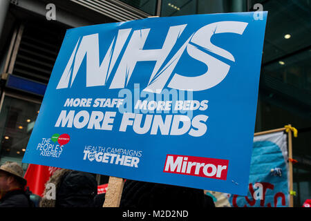 Tausende Menschen versammelten sich mit Plakaten für den NHS In der Krise Demonstration durch das Zentrum von London, im Protest der Unterfinanzierung und der Privatisierung des NHS. Stockfoto