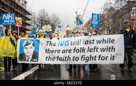 Tausende Menschen versammelten sich mit Plakaten für den NHS In der Krise Demonstration durch das Zentrum von London, im Protest der Unterfinanzierung und der Privatisierung des NHS. Stockfoto