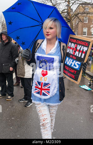 Tausende Menschen versammelten sich mit Plakaten für den NHS In der Krise Demonstration durch das Zentrum von London, im Protest der Unterfinanzierung und der Privatisierung des NHS. Stockfoto