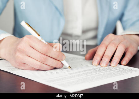 Business Frau Unterzeichnung Vertrag Stockfoto