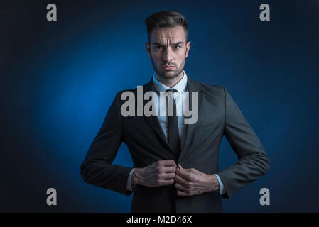 Corproate junger Mann mit Anzug und Krawatte, studio Bild einer jungen Geschäftsmann Stockfoto