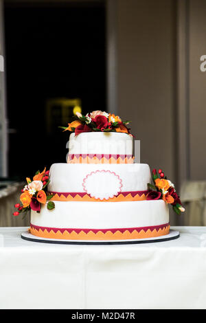 Weiß neue schöne bunte Hochzeitstorte in drei Stufen Stockfoto