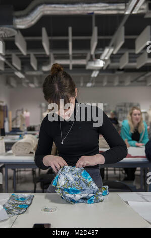 Atrium, Cardiff, Wales, Vereinigtes Königreich, 18. Januar 2018, Universität von South Wales fashion Abteilung Recycling gespendete Kleidung zu verkaufen dann Stockfoto