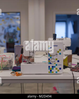 Atrium, Cardiff, Wales, Vereinigtes Königreich, 18. Januar 2018, Universität von South Wales fashion Abteilung Recycling gespendete Kleidung zu verkaufen dann Stockfoto