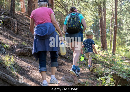 Kittredge, Colorado - Adam Hjermstad jr., 3, führt seine Mutter und Großmutter auf eine Wanderung auf dem Panorama Point Trail. Stockfoto